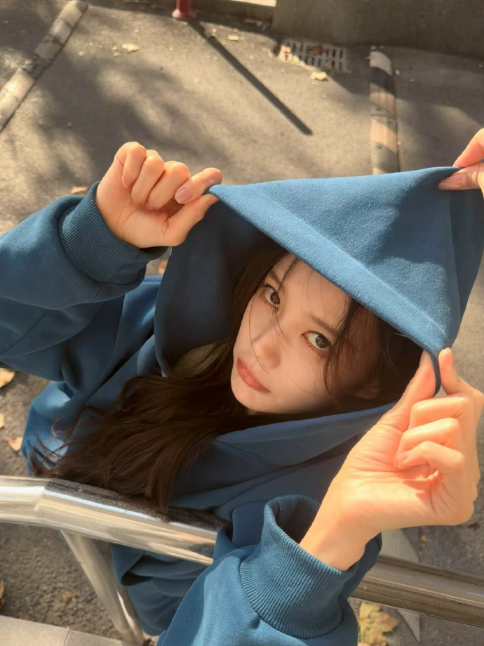 李一桐蓝卫衣枫叶随拍 李一桐蓝卫衣枫叶随拍，点击查收这个超萌李一桐，小表情都太可