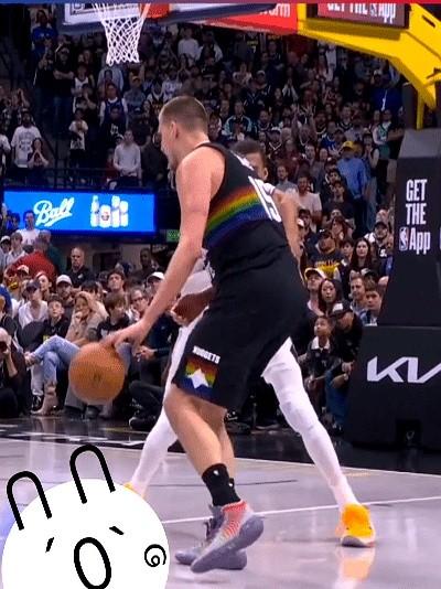 文班亚马，还是嫩了点。

MVP榜第一又怎样？碰上约基奇，明显有点怯场。他以为约