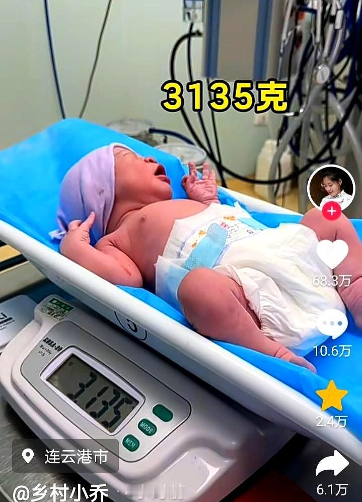 公公红了眼圈，婆婆含泪送儿媳小乔进产房。
盼盼轻吻媳妇额头，婆婆俯身搂着小乔说：