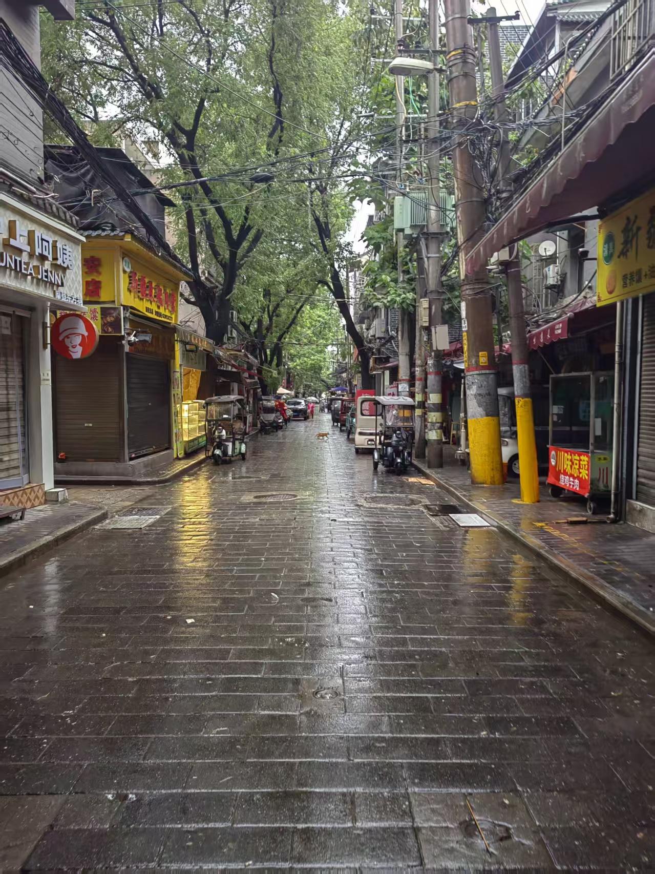 久居西安，很多外地人发布网络上的好吃的，竟然从来没有吃过，实在说不过去。
那天突