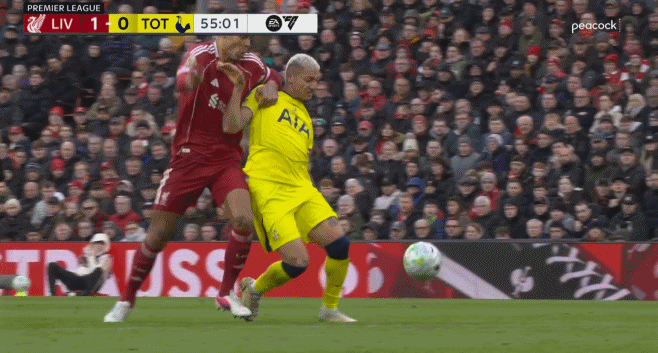 理查利森被范戴克连拉带拽的情况下完成了一脚中目标的打门，裁判并没有吹罚点球。 