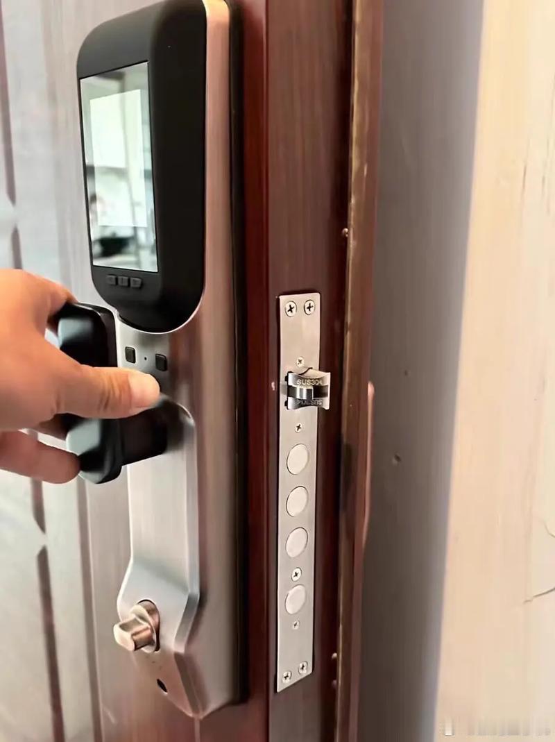 商家回应26元上门开锁最终收费1300真牛，什么门开锁要1300，金子做的吗？让