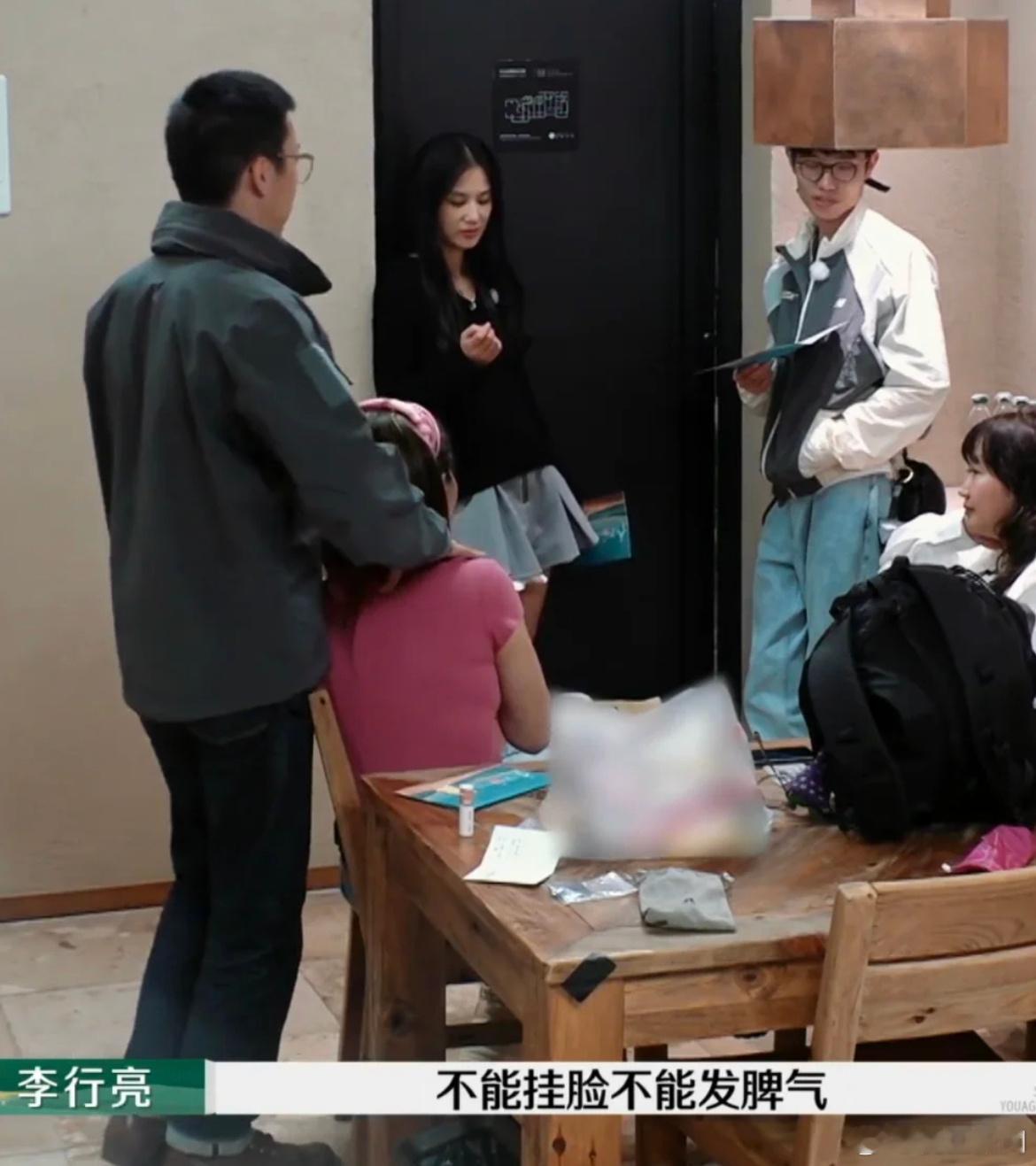 留一手心想：我老婆太好了，贴贴。手搭的也太自然了[doge] 