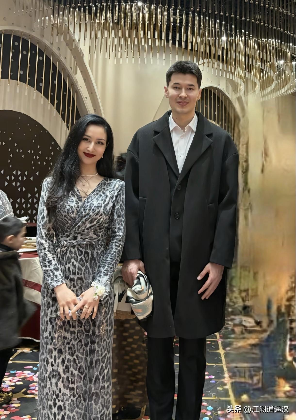 有幸与新疆男篮队长阿布都沙拉木同框。🏀 他身着黑色大衣，自带一种沉稳干练的领袖