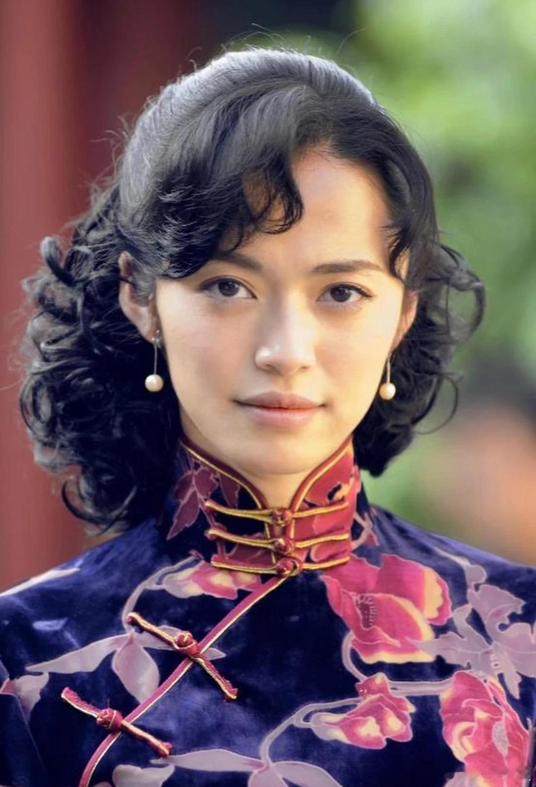 姚晨演潜伏的年纪姚晨95花的年纪演潜伏姚晨29岁演潜伏，相当于95花的年纪。甚至