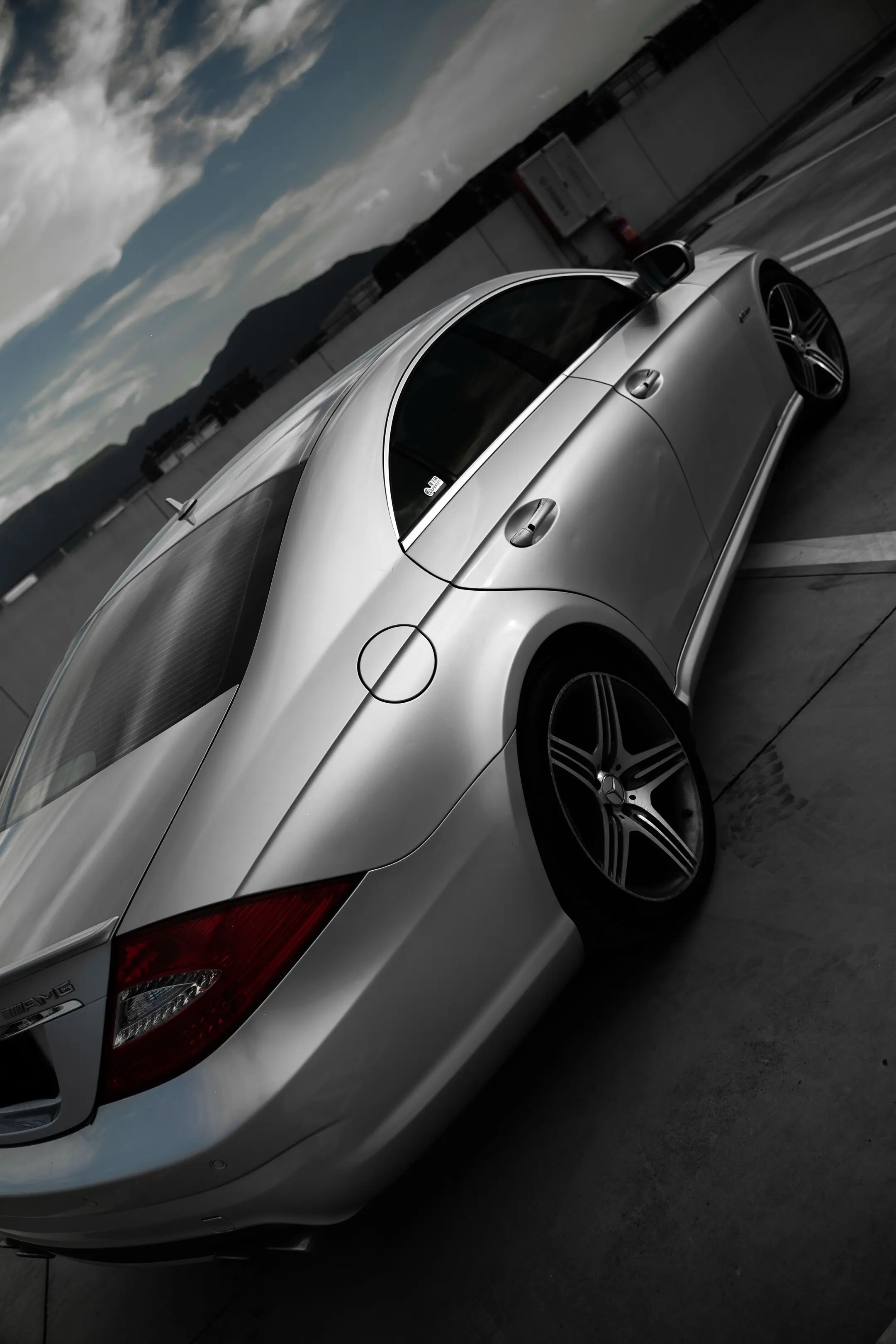 屏幕调亮就能感受到银剑之美。一手经典之车 值得多拍几张 CLS63 W...