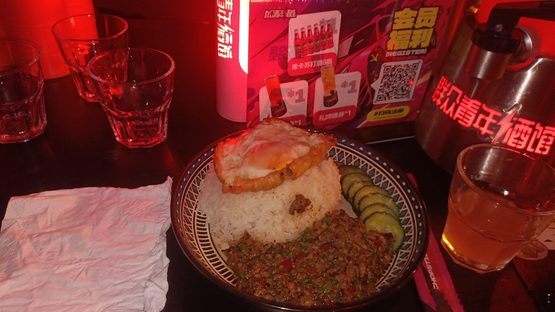 在酒吧点打抛饭吃的神人是谁？？？🤔🤔🤔哦！！！原来是我