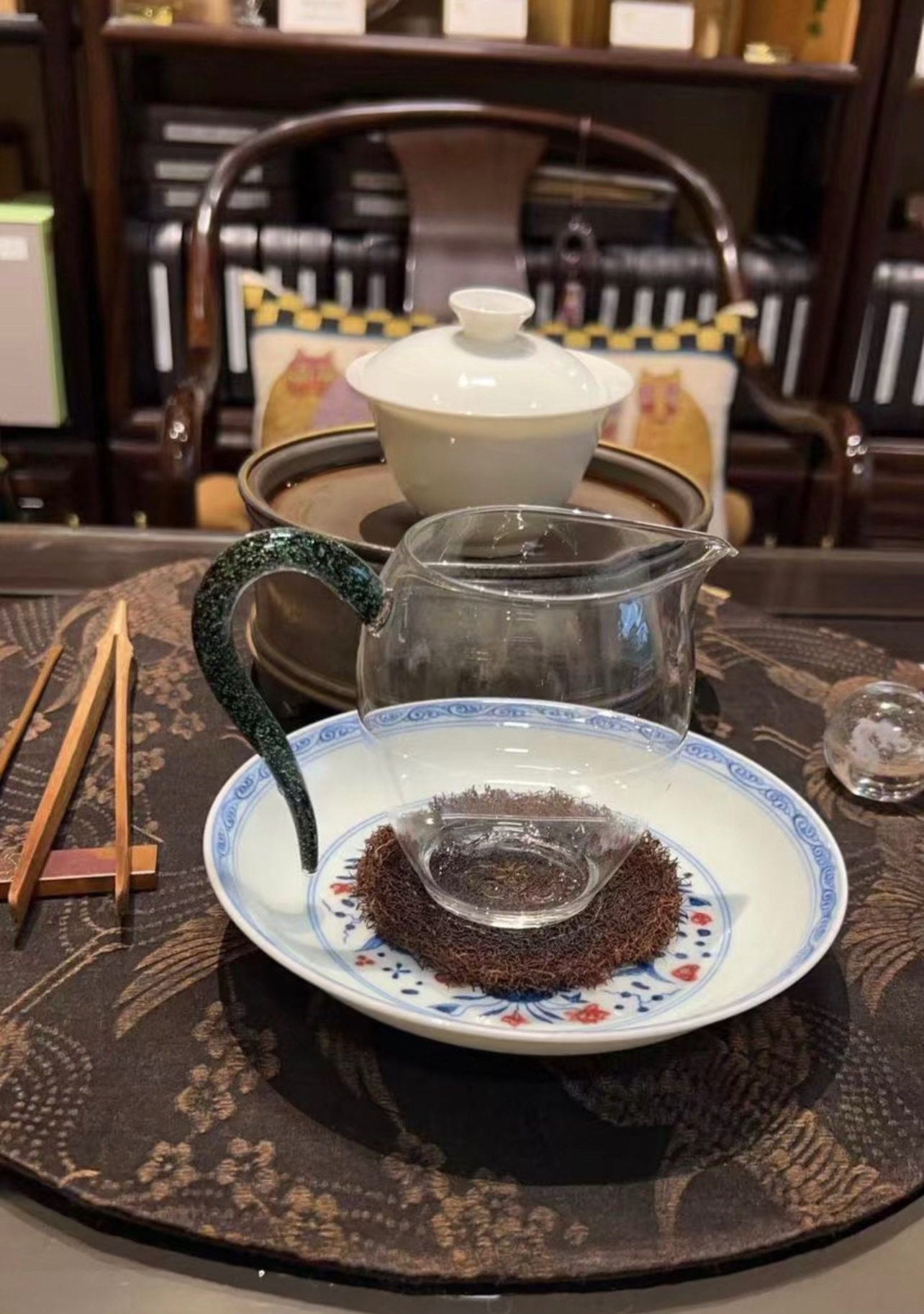 品茶赏器交友  淡茶温饮，不争不抢；君子有度，自在从容。 