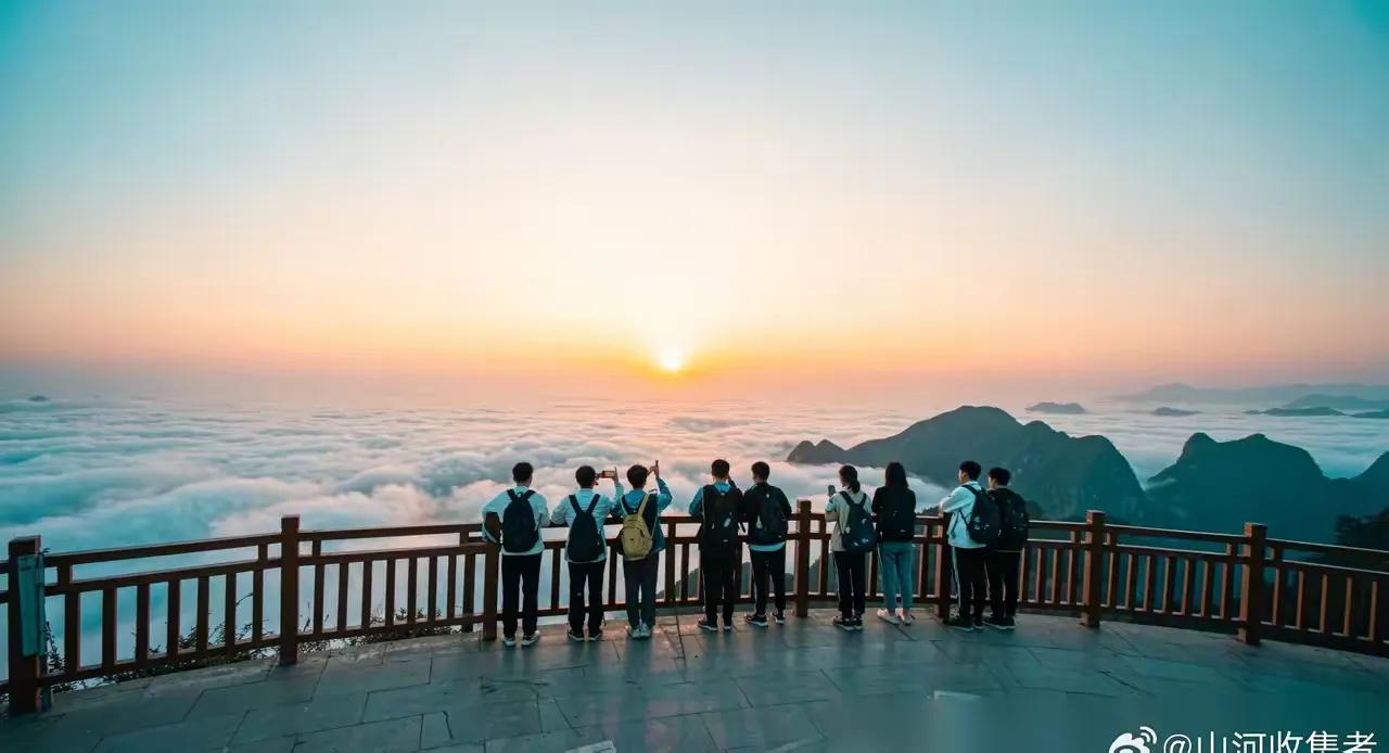 八个在成都读书的大学生，国庆爬峨眉山，四男四女，上山一天下山一天，两天两夜。除门