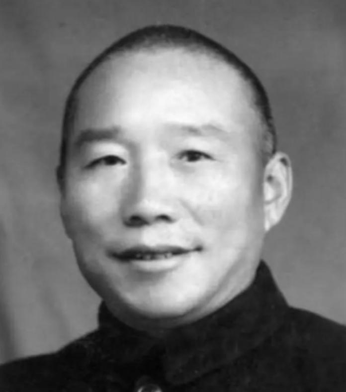 1948 年 12 月的一天，解放军战士给一个被俘的伙夫发了两块大洋让他回家，不