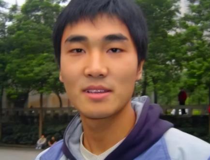 “每月就给我500块，资助不起装什么孙子！”2006年，贫困大学生向海清向媒体怒