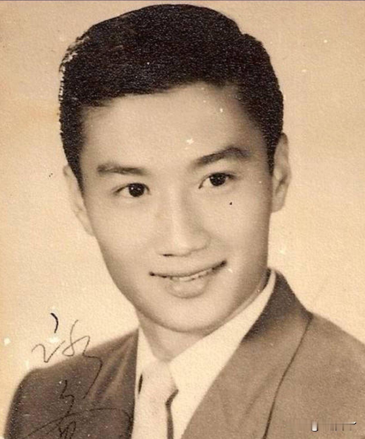 80多岁依旧随性自在，谢贤活成了港圈里最通透洒脱的人。

1936年出生的谢贤，