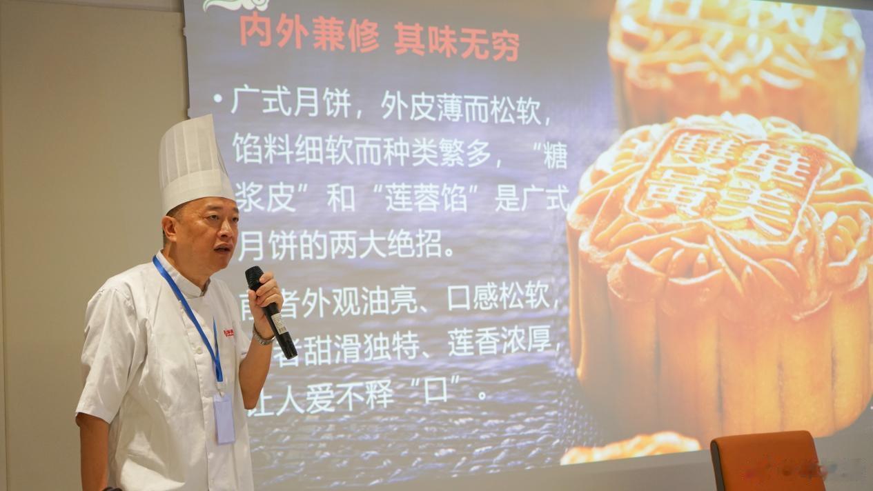 【吃月饼、制作剪纸彩灯……在广东省文化馆“潮玩”非遗|酷玩黄金周】广式月饼制作技