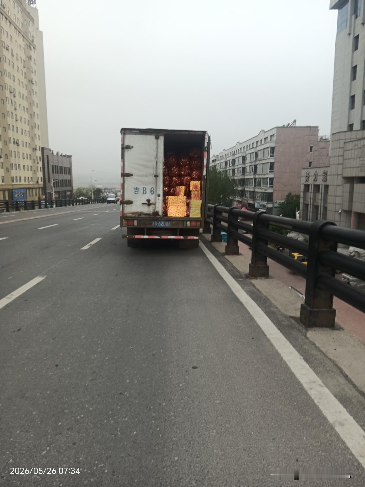 货车行车切莫大意，细节疏忽酿大祸
 
今早骑行途经立交桥匝道，一路上陆续散落着祭