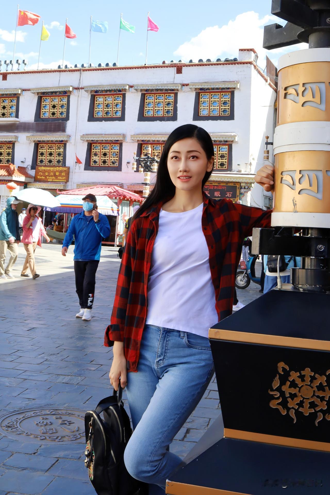 来拉萨，最喜欢在八廓街头流浪或者发呆，在这里，好像突然就明白了仓央嘉措那句诗的真