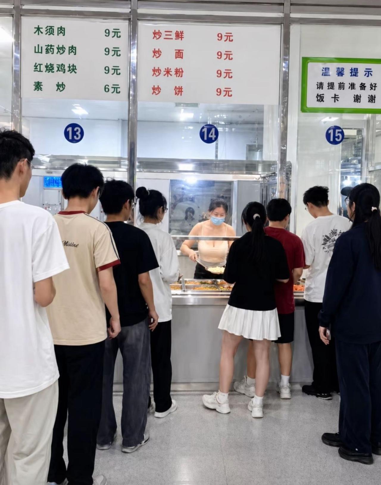 窗口菜品均价才八九块，窗口前队伍排得老长，所有人目光都往打菜阿姨那边飘。
有人说