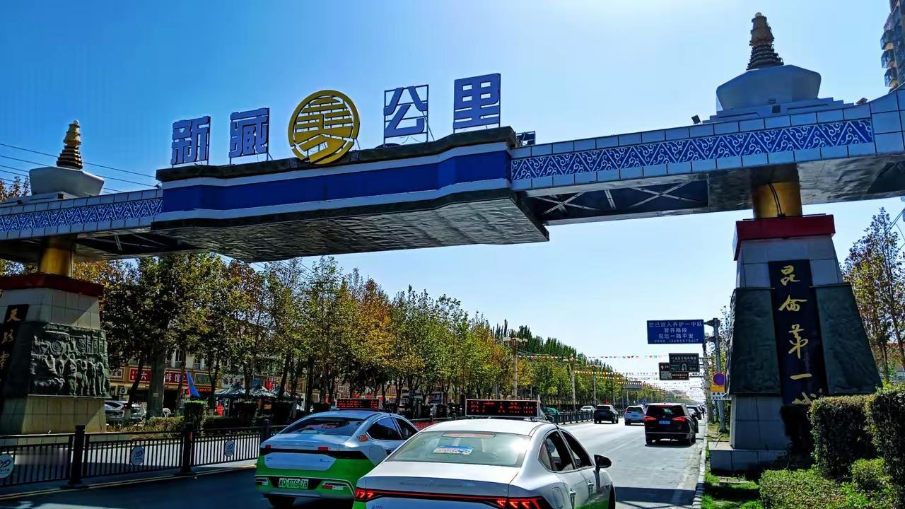 南疆行记
清晨的喀什还裹着点夜的凉意，我在老城巷口的早餐摊前站定，接过老板递来的