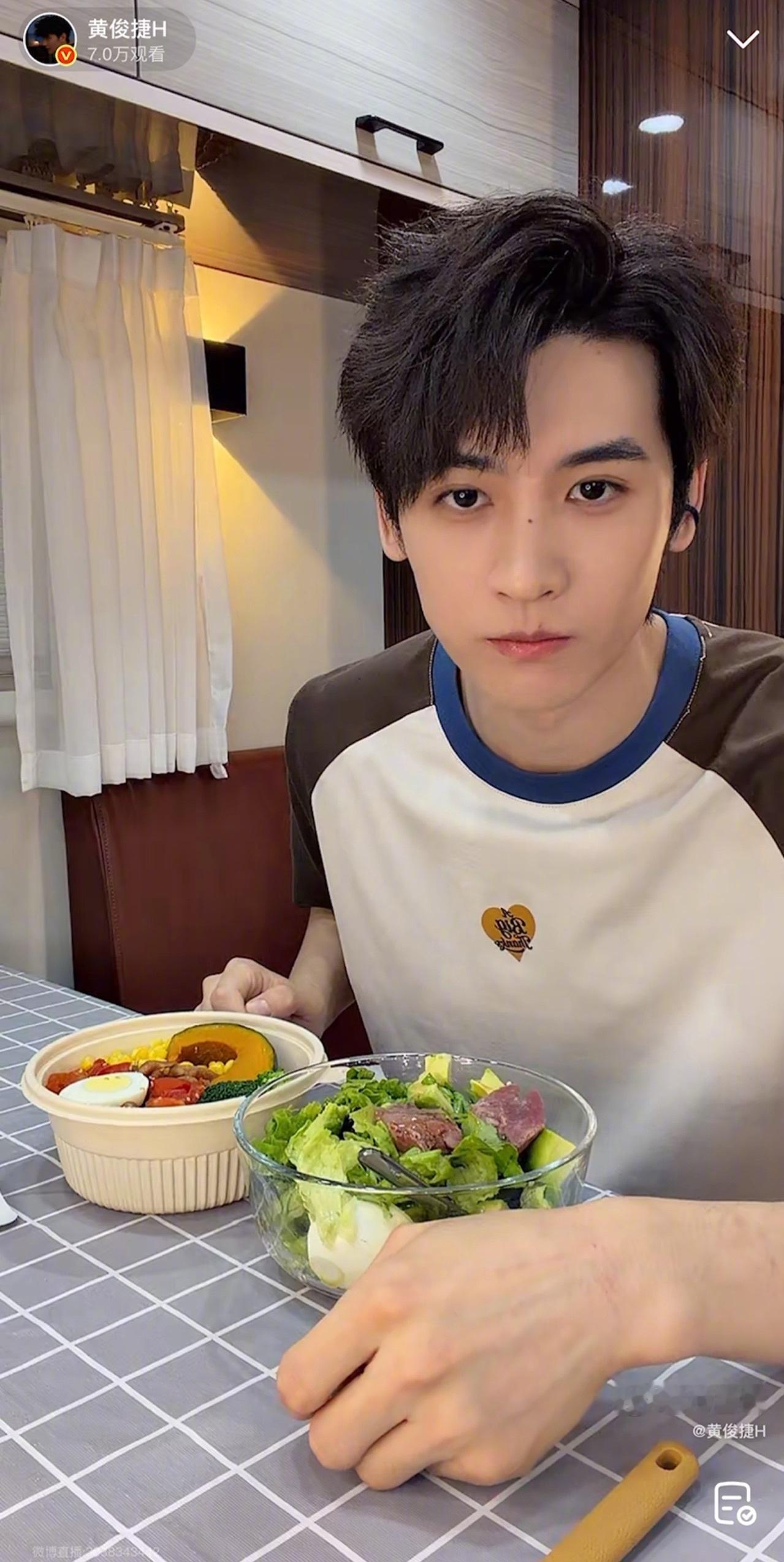 黄俊捷减脂餐asmr 小黄昨天直播亲自做减脂餐，嚼嚼嚼的声音直接给我听饿了，感觉
