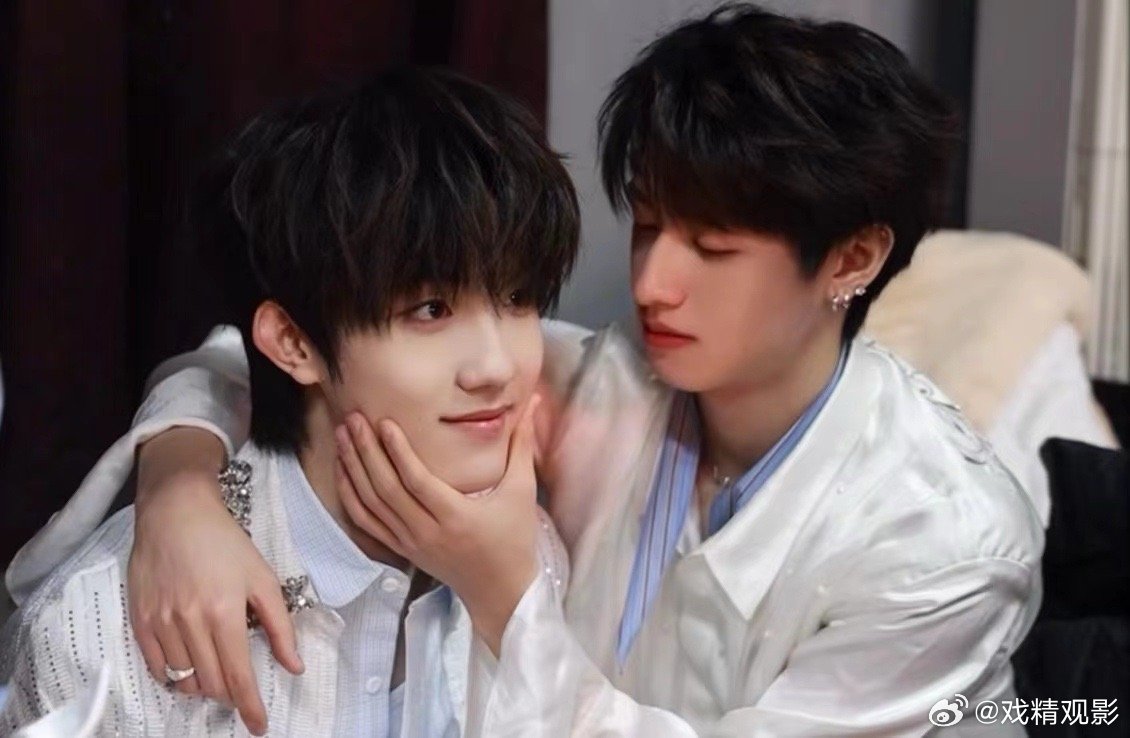 朱志鑫苏新皓捏脸双人卡朱志鑫苏新皓的脸好rua吗 谁被这张卡可爱到尖叫，反正我已