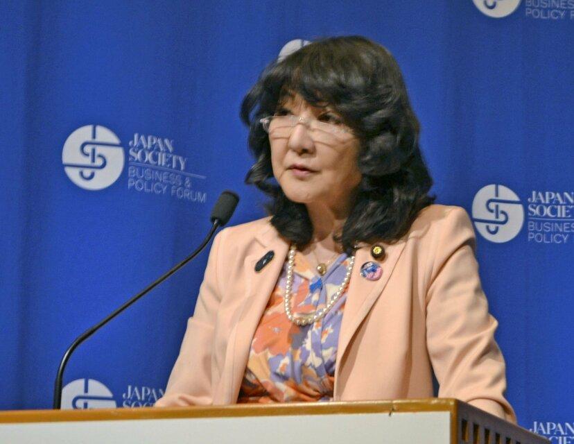 自我陶醉罢了！正在美国访问的日本财长片山皋月18日在纽约发表演讲时，将日美同盟评