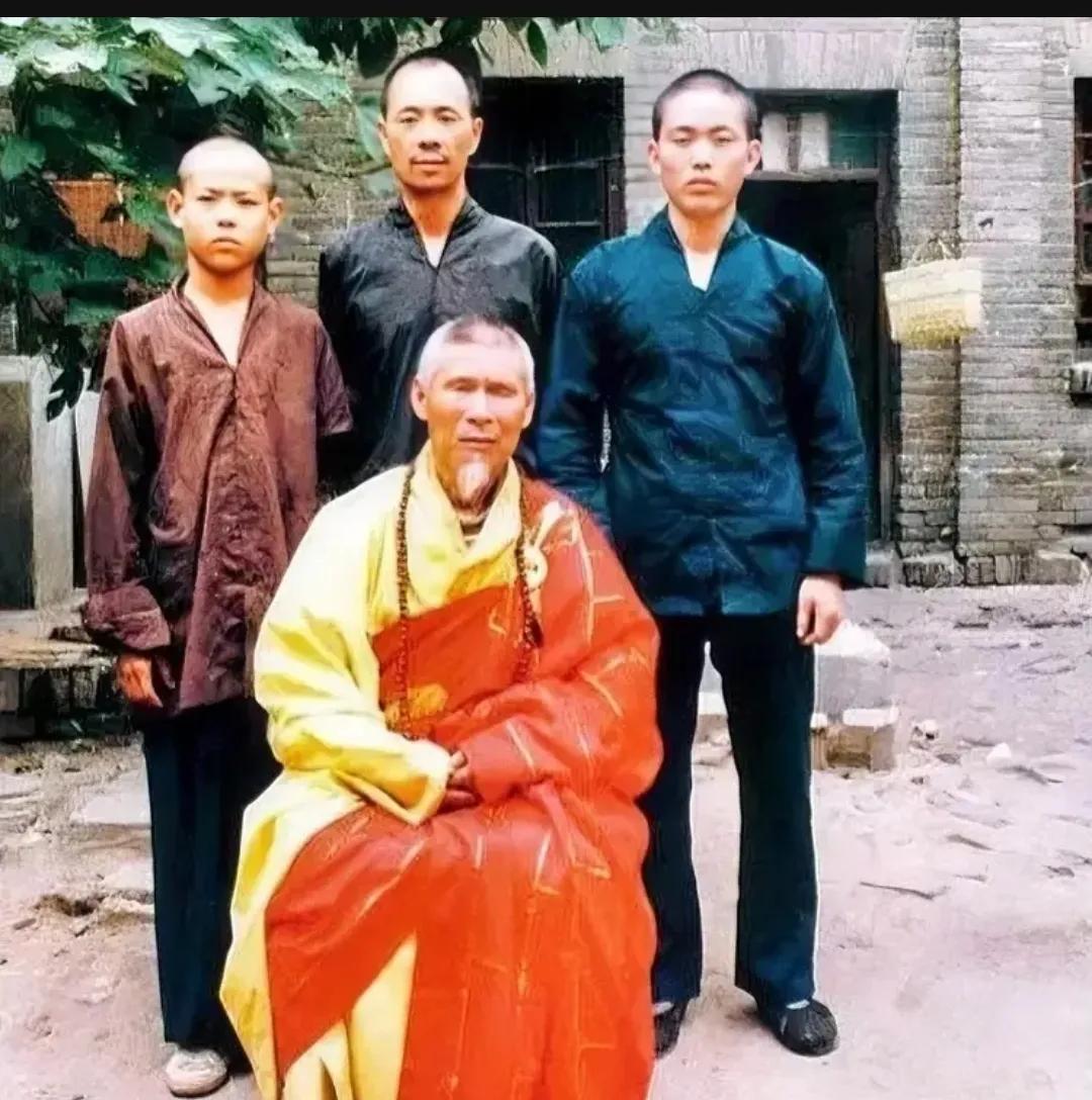 1984年，嵩山少林寺，一张老照片吸引了众人的目光，照片中，一个年轻的和尚毕恭毕