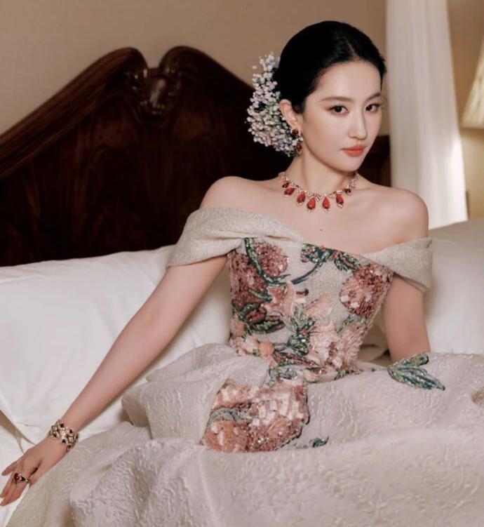 10月23日傍晚，VOGUE盛典红毯开了，不少创意人和明星都来了。

VOGUE