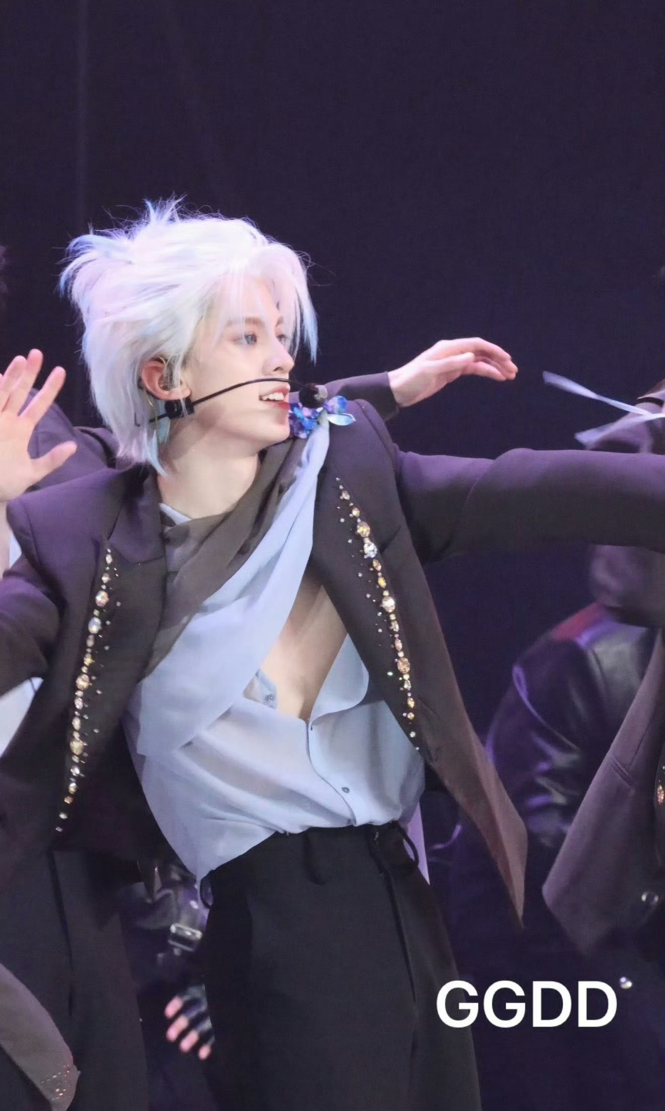 左航衬衫开了左航白毛