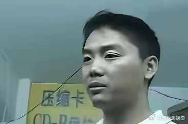 2007年处于创业初期时刘强东的一张留影，那时的他非常的青涩遇到镜头时明显的有些