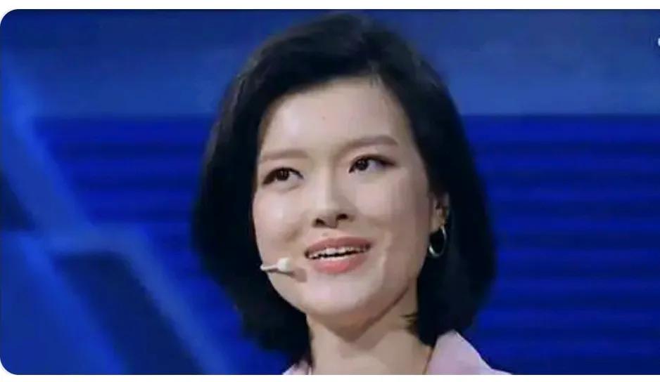 皱韵在央视主持人大赛里表现的其实挺好的！

刚开始看她的时候确实感觉到有点别扭，