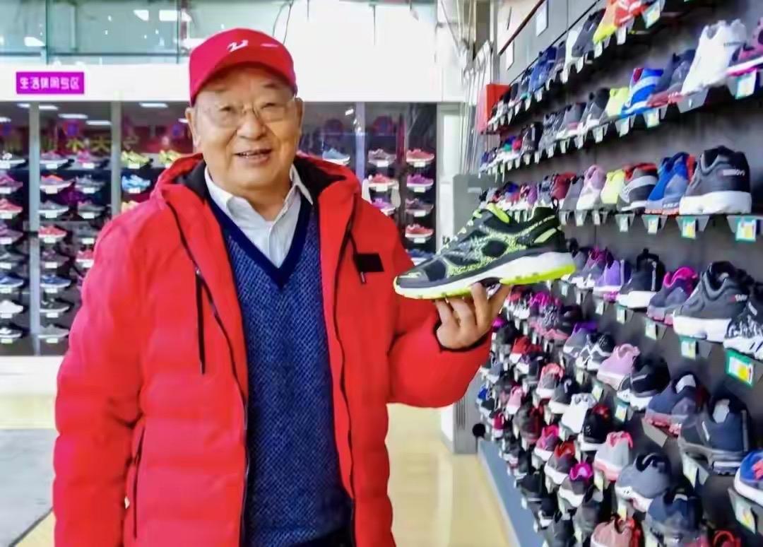 联合早报今天报道：“有中国‘鞋王’之称的双星名人集团创始人汪海声明，与儿子和儿媳