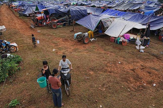 和平协议刚生效俩月就作废，柬泰边境彻底陷入战火战机空袭平民逃亡，连特朗普出面调解