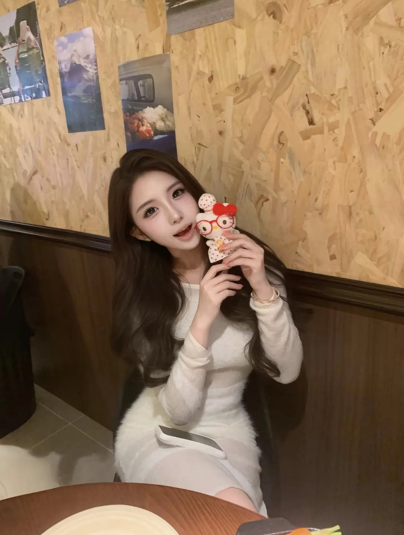 突然在相册翻到了前女友的照片 她好可爱 我好后悔