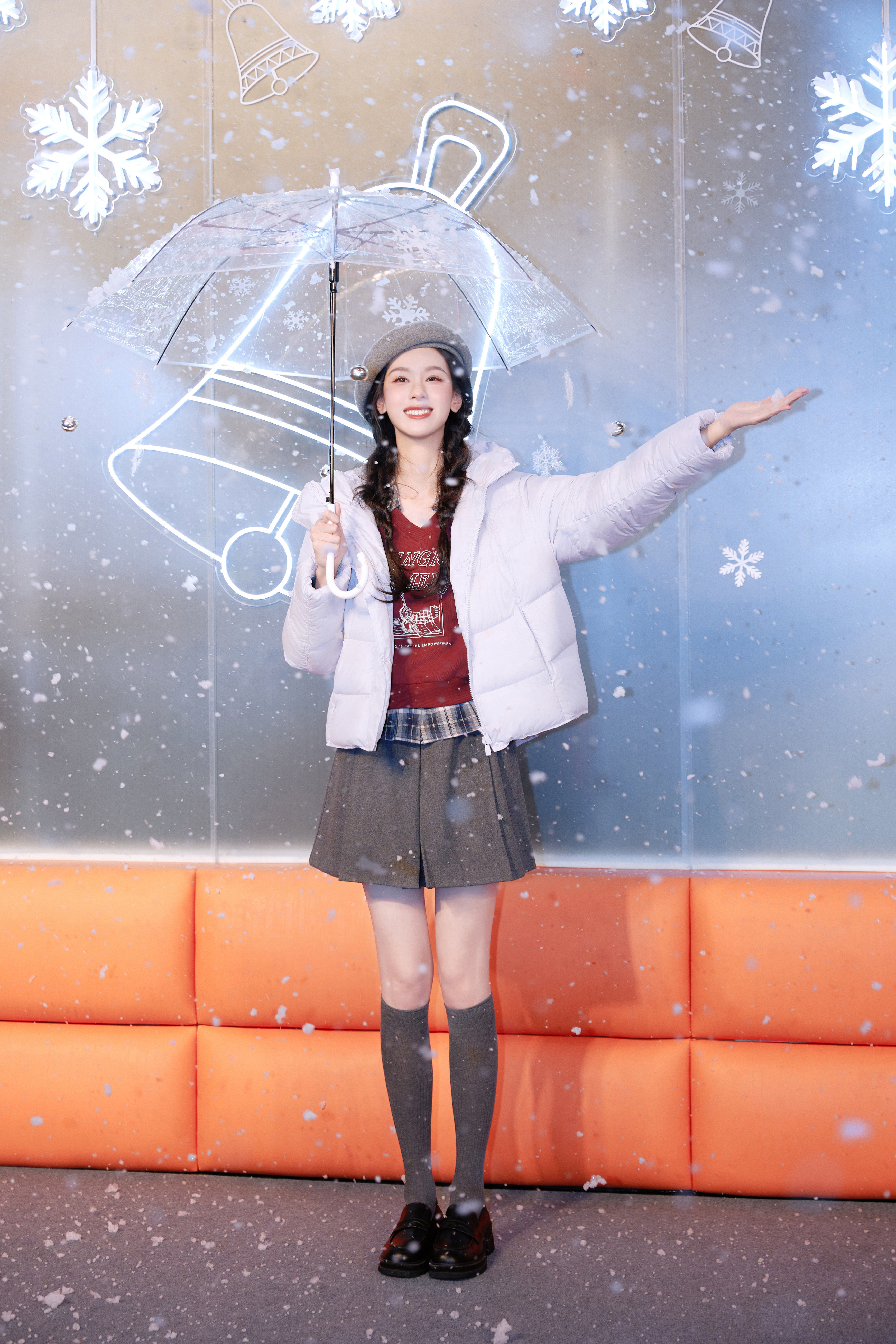 陈都灵 寒冷冬日，身着蓬松柔软的羽绒服，活力解锁羽绒冬日穿搭指南！轻盈舒暖，自在