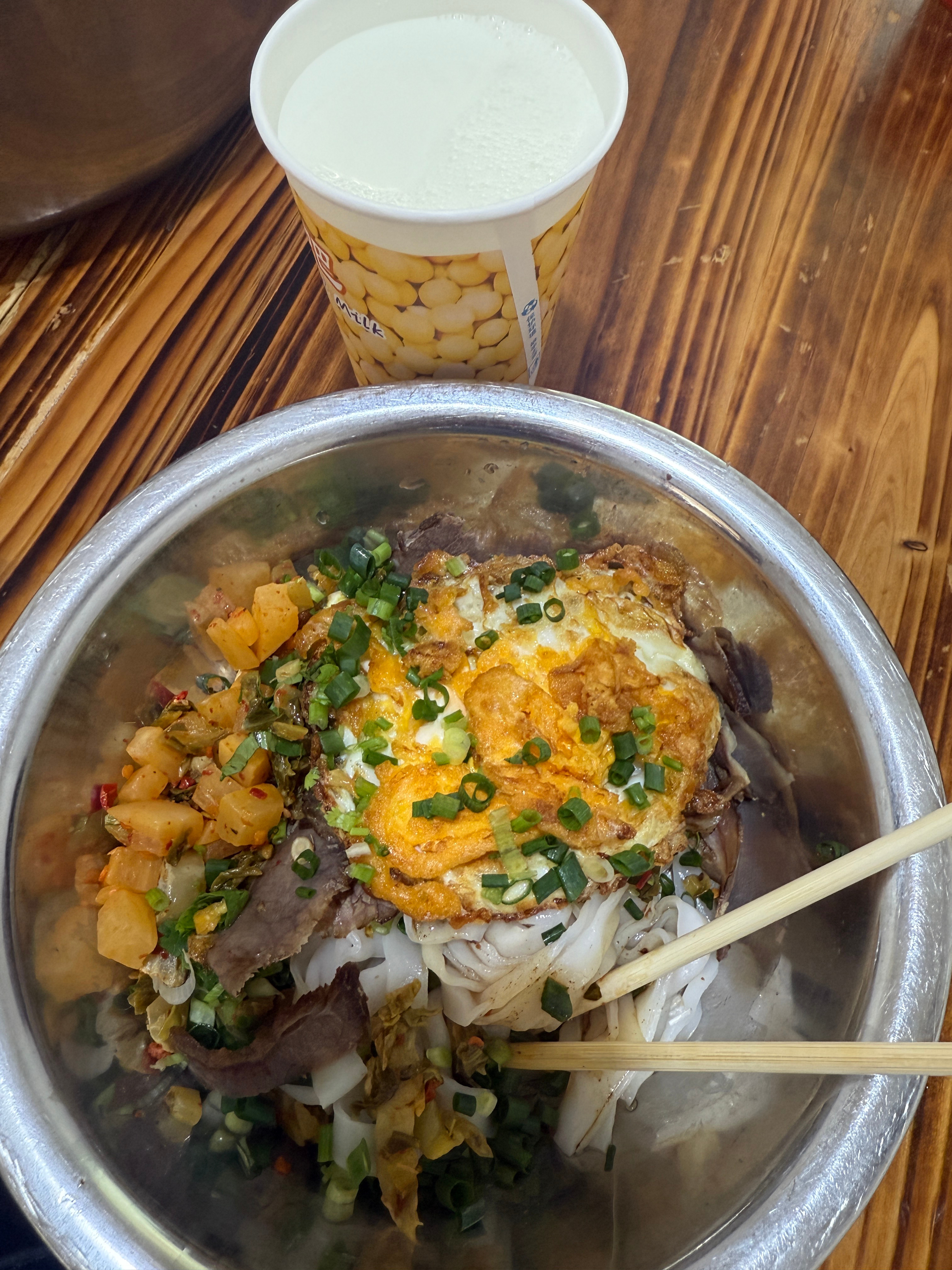 早上凉拌粉配鲜奶中午南瓜花吊龙汤粉配巨软糯香甜的玉菇甜瓜🍈我太会吃了！ 
