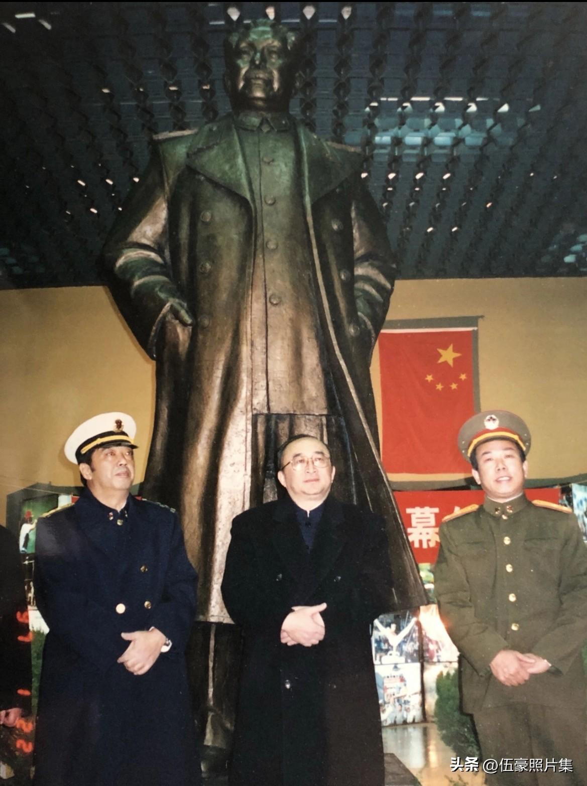 1997年，中国体育博物馆举行了贺龙元帅塑像落成仪式，贺鹏飞等贺龙元帅亲属，和