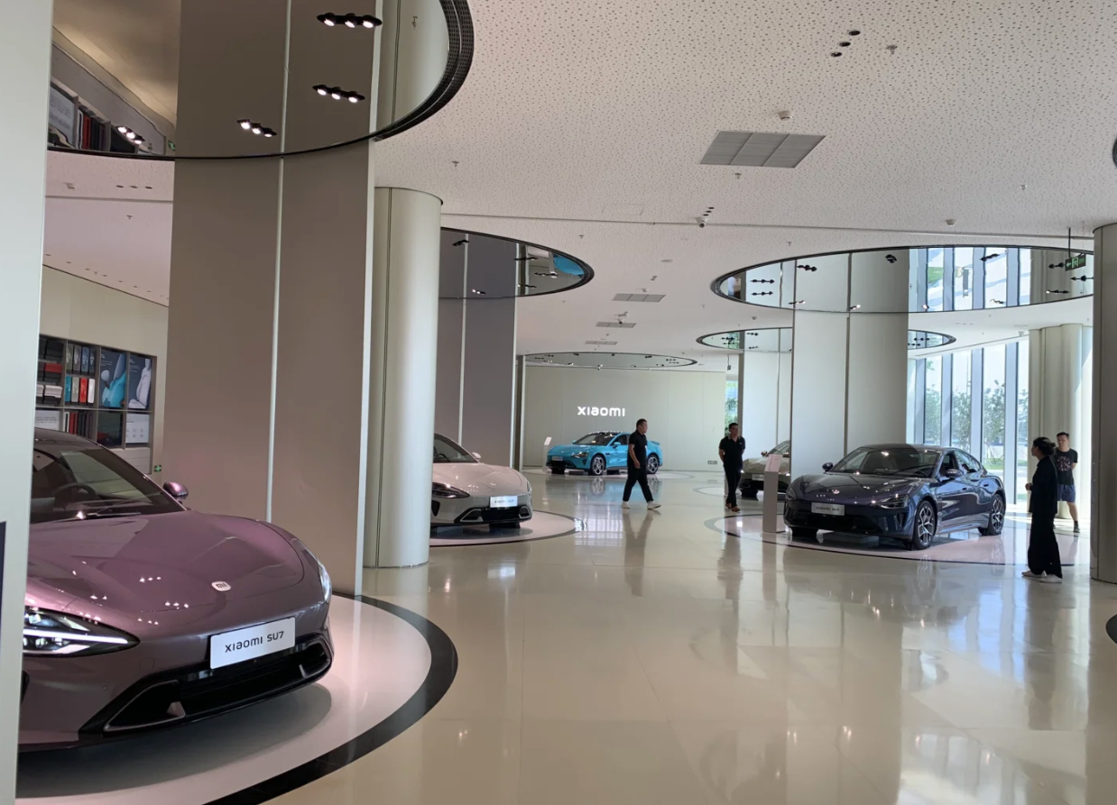 格局不小！雷军称小米汽车电池工厂自动化高、良率出色，目标是成为行业标杆，将先进制