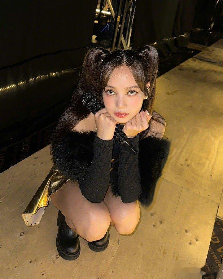 #Lisa笑眼# 好像芭比娃娃啊[心]#Lisa托脸双马尾#  ˶˙ᵕ˙˶)꜆#