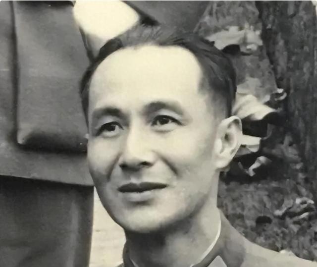 1948年，解放军要炸一辆逃跑的美制坦克，一个国军军官慌忙钻出来：“不要炸，我要