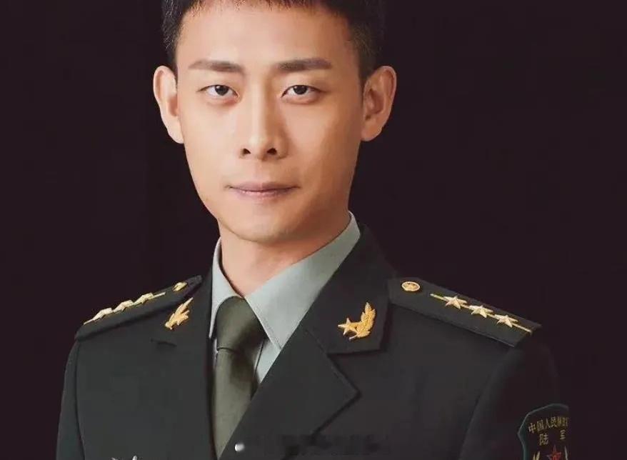 原来张译不上综艺的原因是这个！因为他是国家军人！这句“召必回”太有安全感了！ 