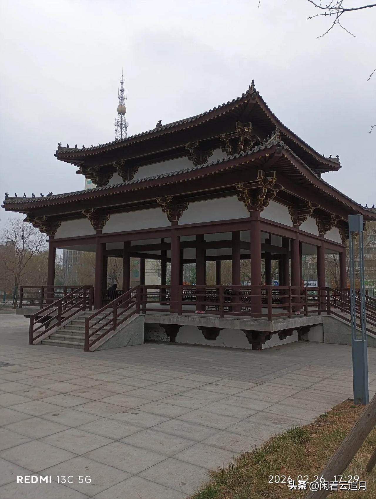 呼吁兖州的文人墨客，能否给它起个名字？
府河公园里的这个亭子，建成好几年了，建的