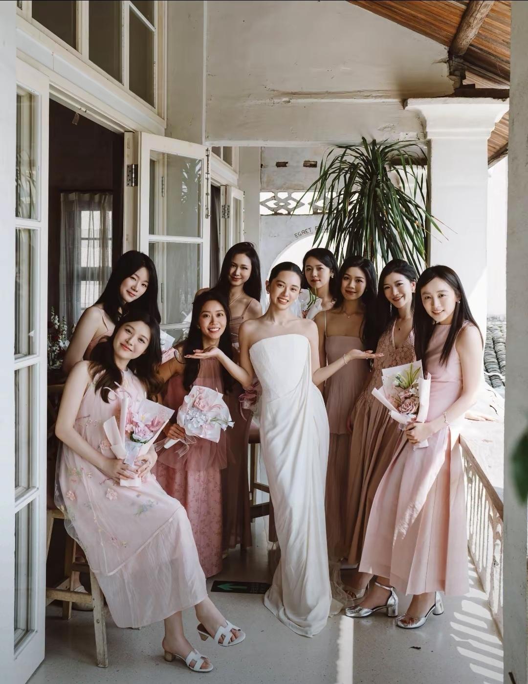 这是目前我见过伴娘人数最多、颜值最高的美女天团，大家觉得呢？