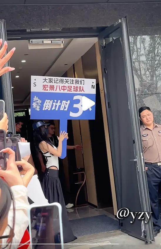 不愧是横店时装周，虞书欣穿搭又来了 