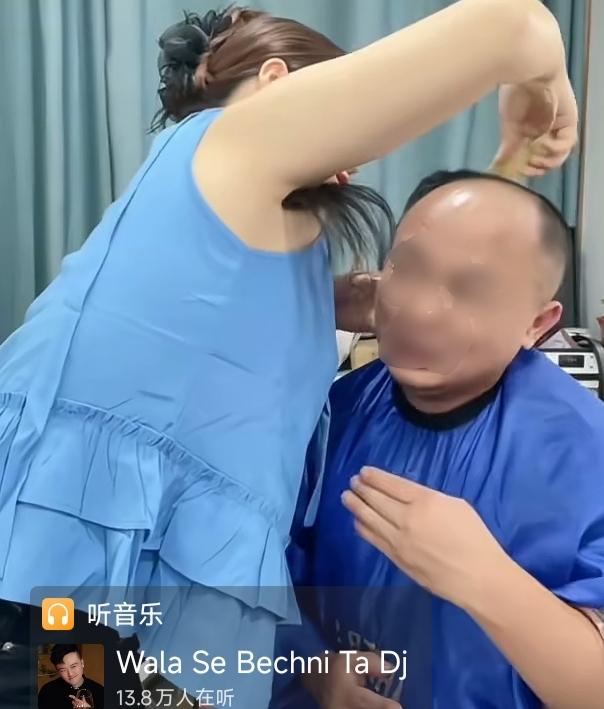 请问这是真的吗？一理发姑娘的腋毛竟然扫到顾客的脸上了，让顾客不知所措。

若是假