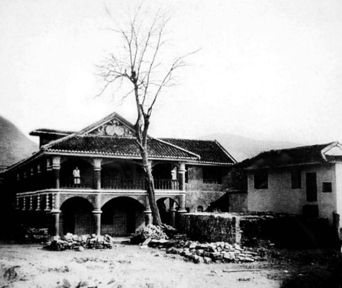 1935年的遵义会议成立了一个灵活高效的决策核心——三人军事指挥小组。

这个由