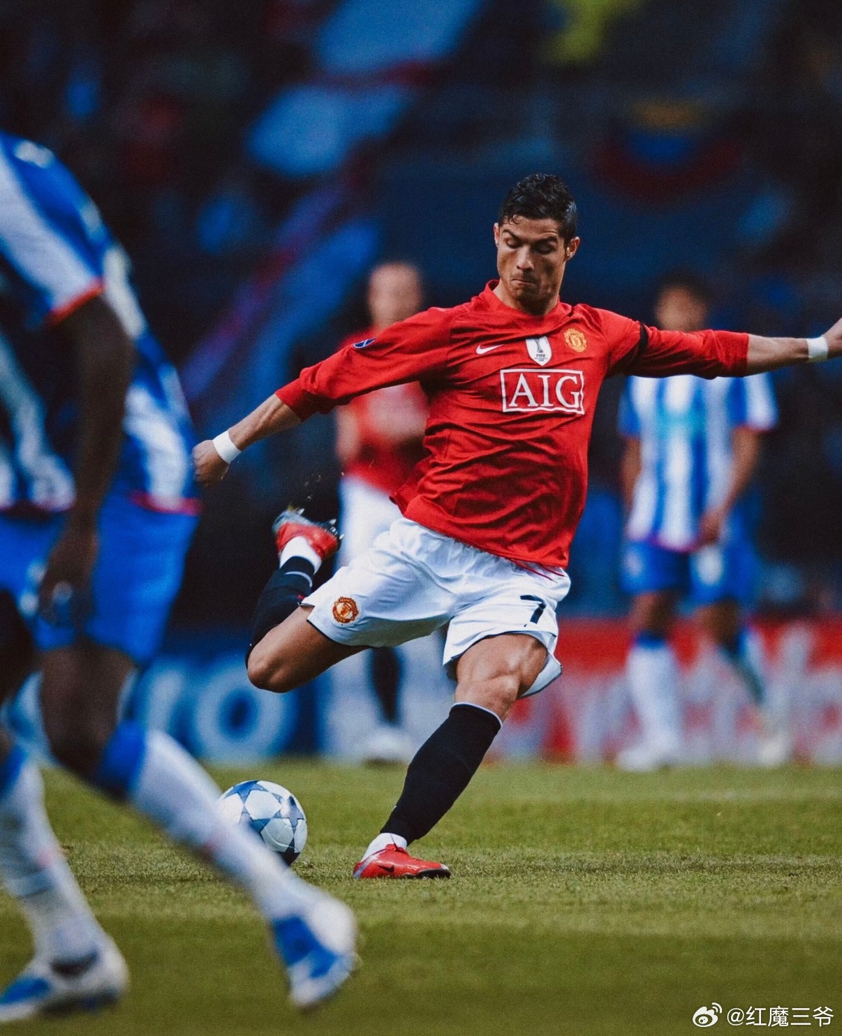 曼联  在2009年4月15日的那场激战中，C罗随曼联队迎战波尔图队，穿梭于绿茵