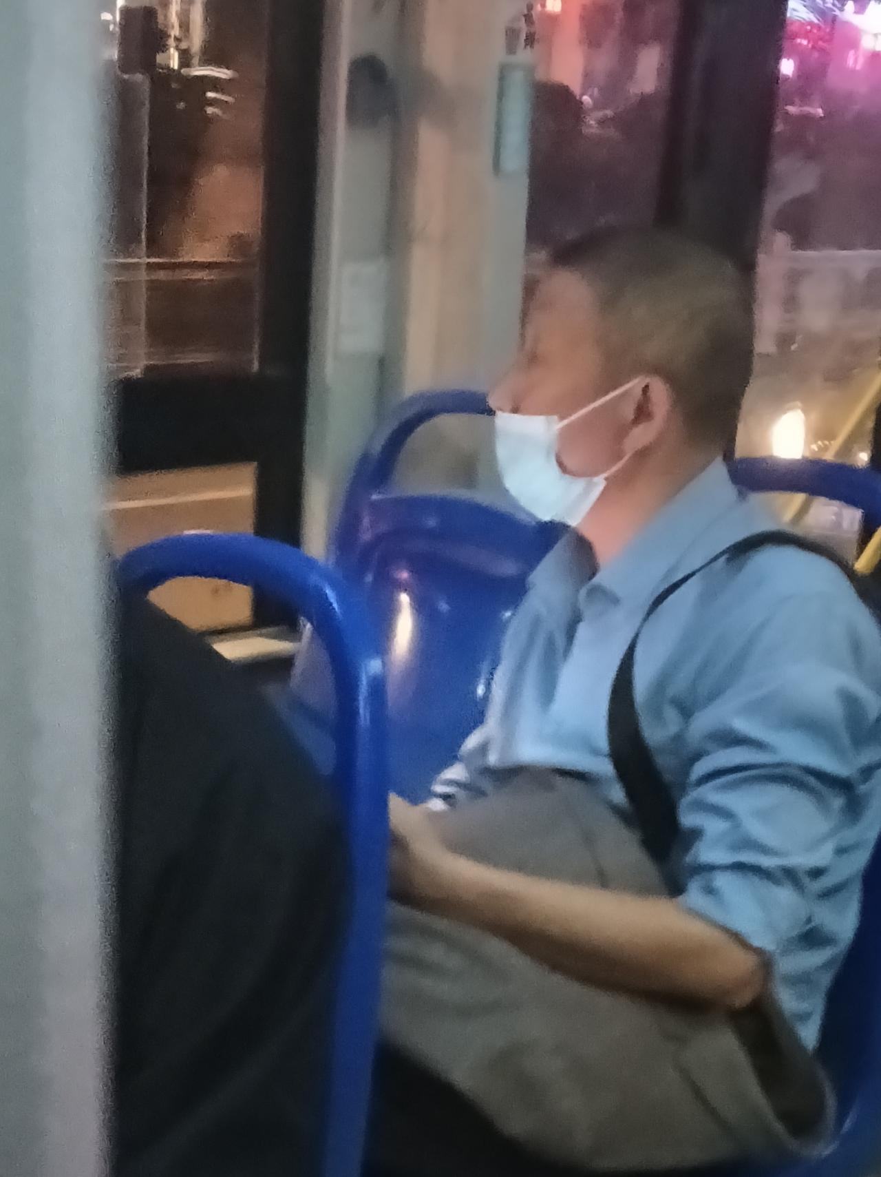 暮色裹挟着晚风漫过站台。
滔滔不绝地，他在和身边人纵论人口流动背景下的疫病传播，