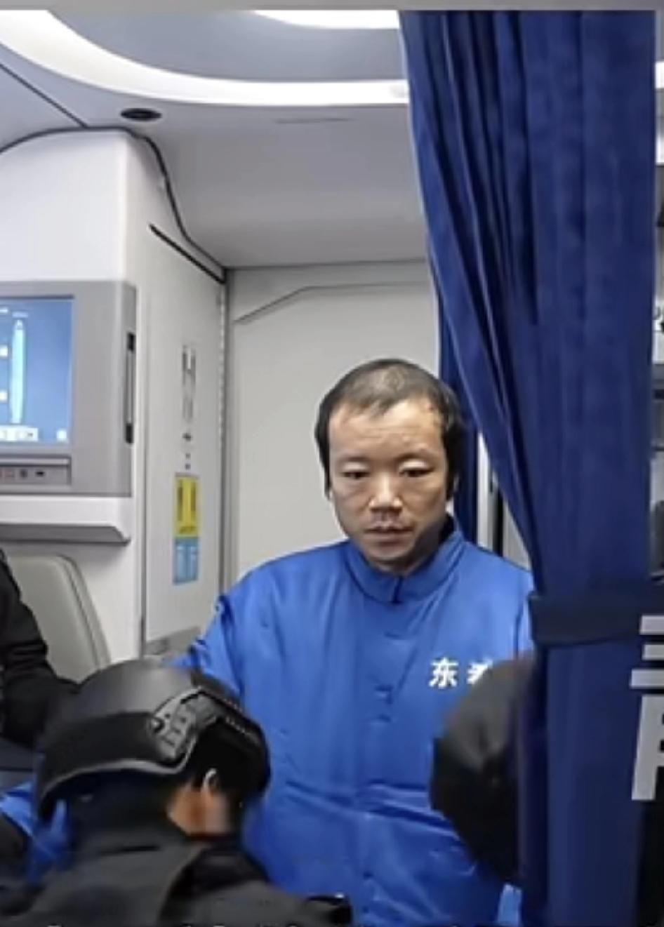 这算不算“面如死灰”？！脸色蜡黄，皮松肉散，头顶已呈“地中海”样貌。
曾经精致到