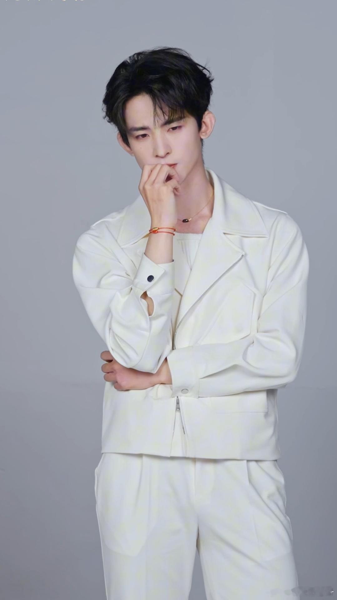 常华森这手我先抱走了 常华森扶眼镜那一下太致命了！手指修长又有力，动作干净利落，