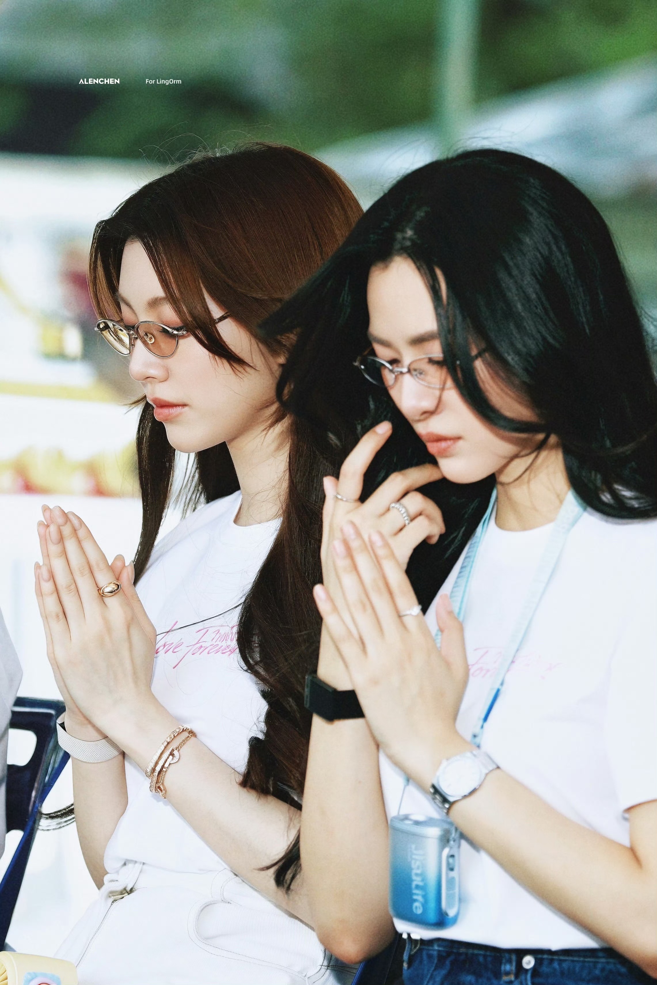 “我向神明许愿 生生世世都和身边的人在一起” 