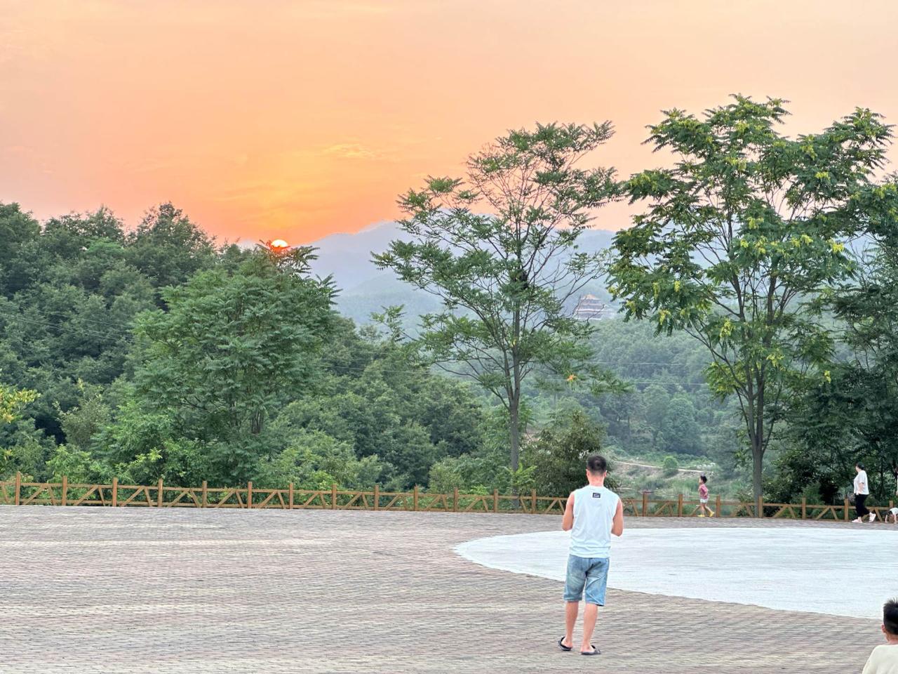 喜欢这夏日夜晚的风
喜欢落日用余晖勾画的天
喜欢这种没办法描述的干净
忙碌的生活